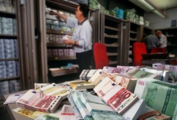 Másnak adta ki magát és lenyúlta a cég pénzét a bankból