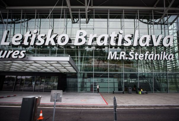 A pozsonyi repülőtér visszaélt helyzetével, így 127 ezer eurós büntetést kapott