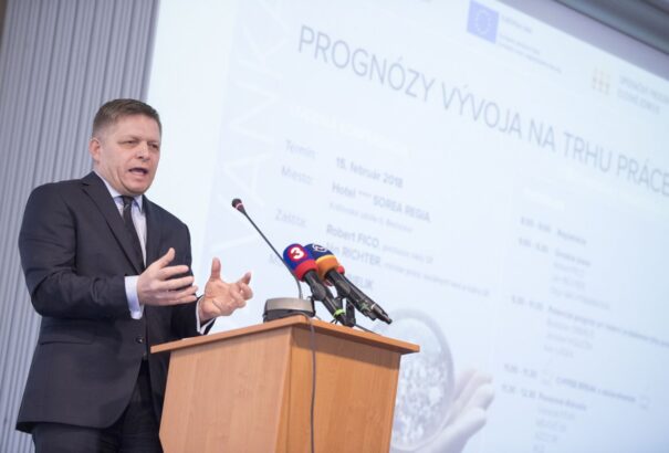 Fico a megyékre hárítja a felelősséget a munkaerőhiány miatt. Nagyobb ellenőrzést akar