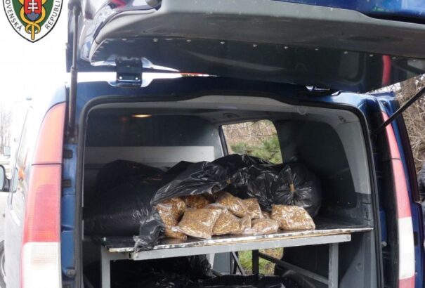 Halottaskocsiban találtak illegális dohányt a szlovák vámosok