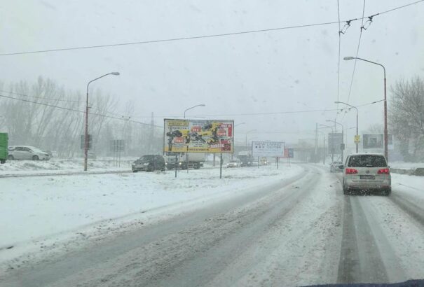 Szakad a hó a déli járásokban, közlekedési káoszt hozott magával a fővárosba