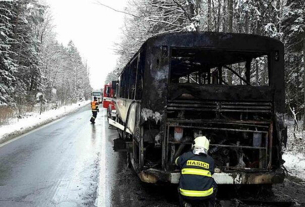 Kigyulladt egy gyerekeket szállító busz Csehországban