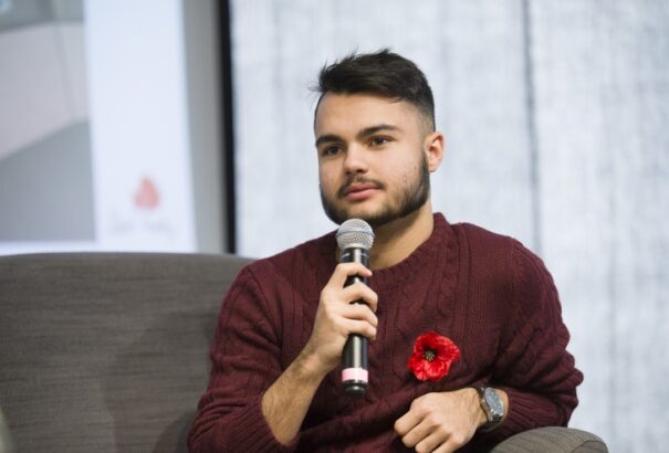 Egy fiatal roma, aki 11 éves kora óta programozik és öt nyelven beszél