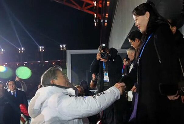 Koreai enyhülés: Egy történelmi kézfogás miatt fő az amerikaiak feje