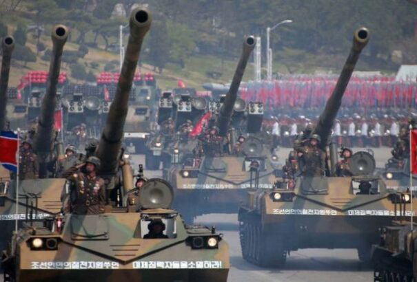 Katonai parádét tartottak Észak-Koreában közvetlenül a téli olimpia kezdete előtt