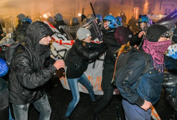 A fasiszta tüntetőket kellet megvédenie az olasz rendőrségnek