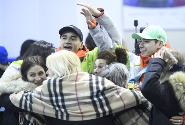 Hazaért az aranygép. Lelkes tömeg fogadta a téli olimpiáról hazatért magyar sportolókat