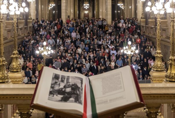 Potápi: minden vegyes házasságban született gyermeknek kell magyar oktatás