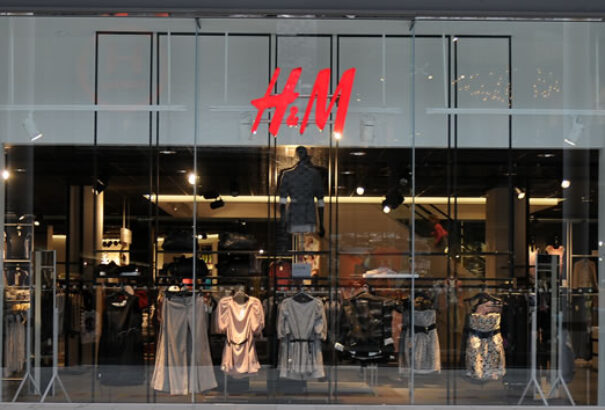 Mélyponton a H&M. Mintegy ötezer bolt bezárását tervezik