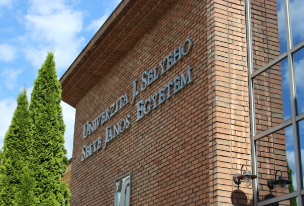 Drasztikusan lecsökkent az egyetemek diáklétszáma. Mi a helyzet a Selye János Egyetemmel?