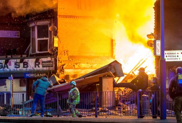 Felrobbant egy vegyesbolt az angliai Leicesterben. Négyen meghaltak