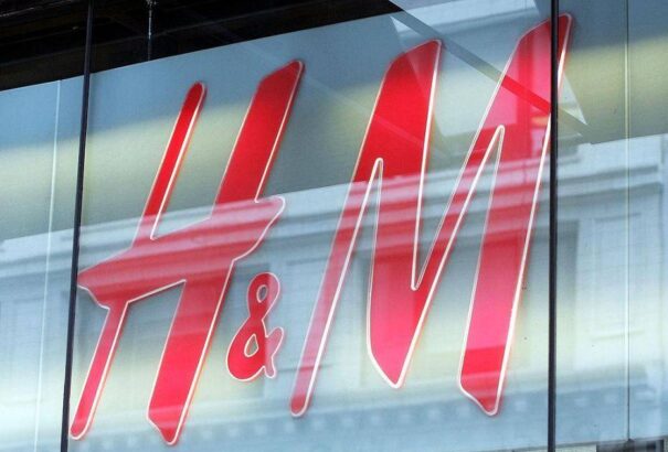 Megint pellengérre állították a H&M ruhamárkát: Allah feliratot rajzolt a gyerekzonira