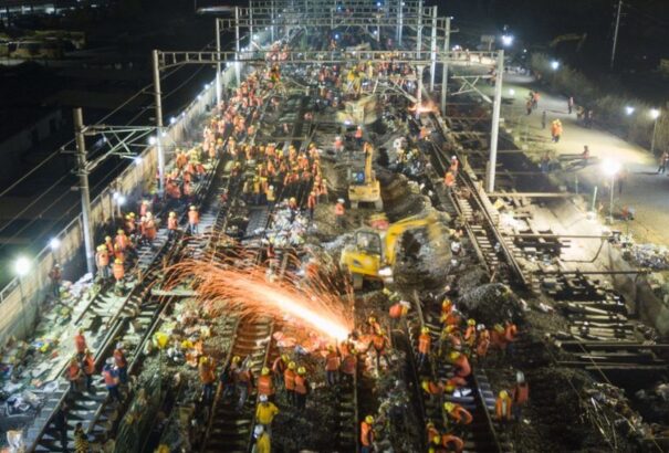 Így is lehet: 9 óra alatt fektették le egy vasútállomás sínpárjait