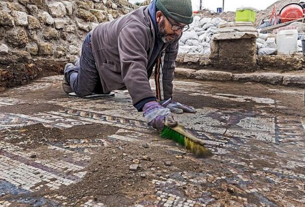 Különlegesen művészi, 1800 éves mozaikot találtak Izraelben