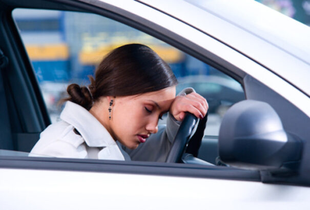 Több álmos sofőr vezet, mint gondolnánk. Íme, néhány jó tanács a volán mögötti fáradtság leküzdésére