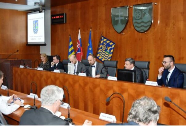 Ülésezett Nagyszombat megye önkormányzata: Módosították a költségvetést, több pénz jut pályázatokra, javulhat a felújítások hatékonysága