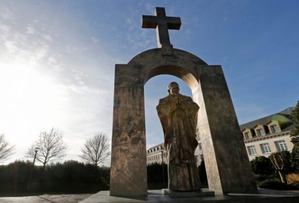 Francia őrület: 15 méterrel odébb teszik a lebontásra ítélt II. János Pál-szobrot