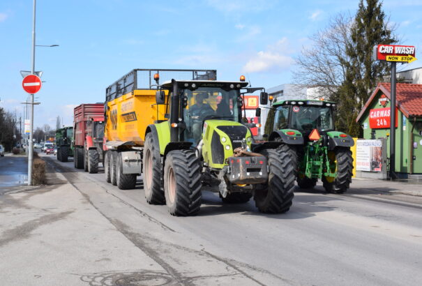 Traktorfelvonulással és forgalomkorlátozással tüntettek a szlovákiai gazdák – Képek, videók