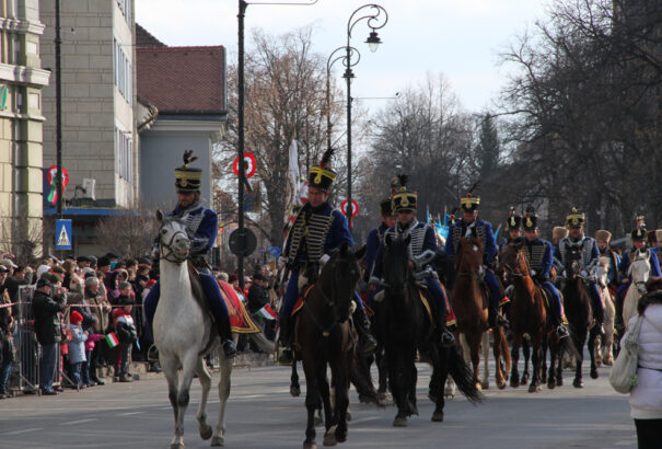 Március 15. – Magyar nemzeti színekkel díszítették ki Sepsiszentgyörgyöt, nem tetszik a prefektusnak