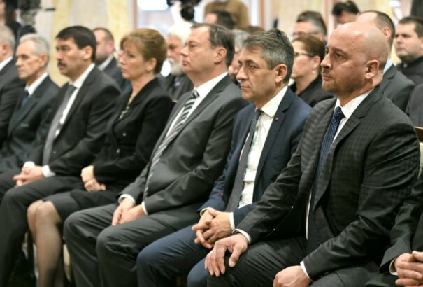 Áder: merítsünk erőt Esterházy János tartásából