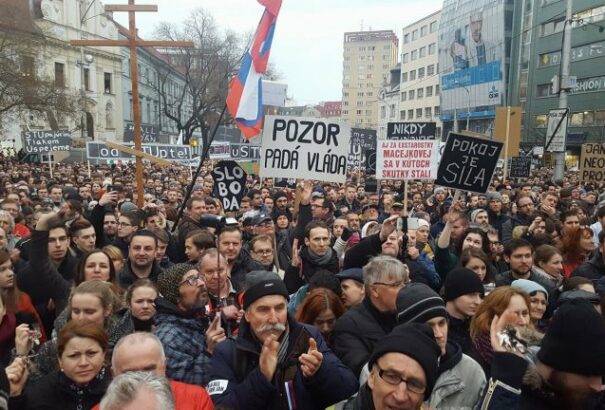 A tüntetések szervezői előrehozott választásokat akarnak. Fico, Danko, de főként Bugár megalázta a nyilvánosságot