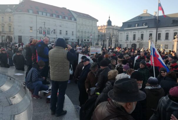 „Államcsíny” ellen tüntettek az elnöki palota előtt