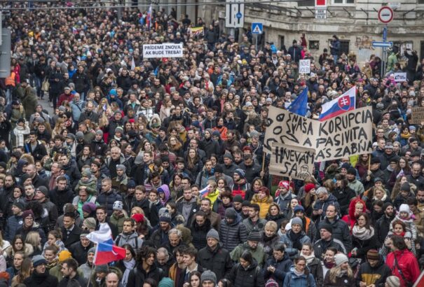 Az emberek nem elégedettek az új kormánnyal. Pozsonyban ismét utcára vonultak a tüntetők (fotók)