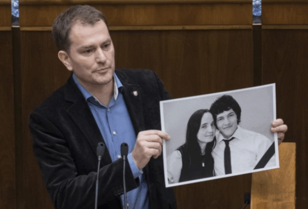 Matovič a Kuciak–Kušnírová páros fényképét mutogatta, ezért Danko kidobta a tárgyalóteremből