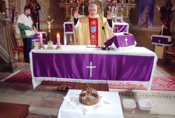 Gömörpéterfalán elhelyezték a Szent Korona másolatát – Képriport