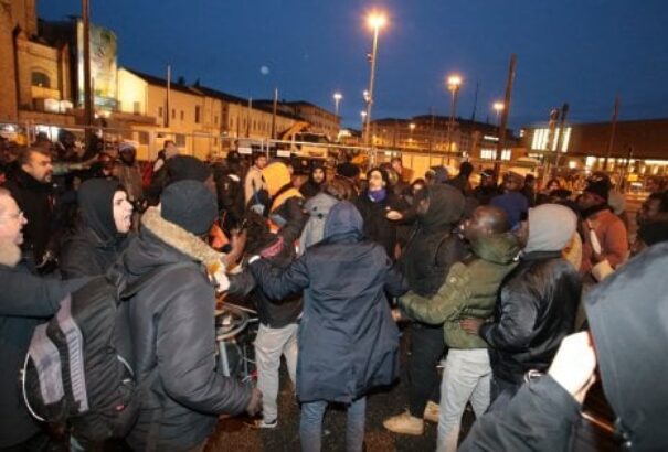 Elkergették a szenegáli migránsok a firenzei polgármestert (VIDEÓ)