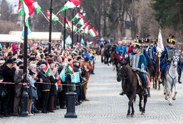 Újabb bírságot rótt ki a prefektus Sepsiszentgyörgy és Kézdivásárhely polgármesterére a zászlók miatt