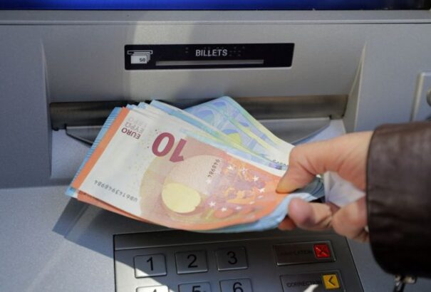 Több tízezres kárt okoztak Ekecsen a bankautomatát feltörő tolvajok