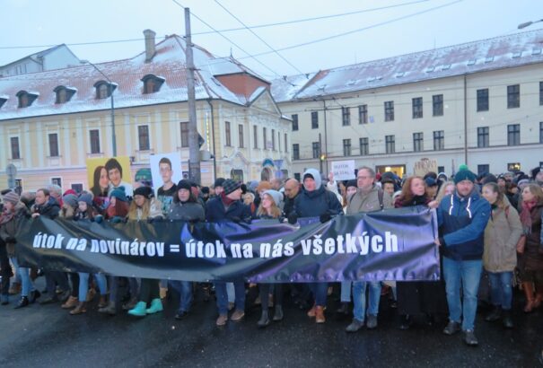 25 ezer ember hóban, fagyban a Kuciak-emlékmeneten (Körkép.sk képriport, videók)