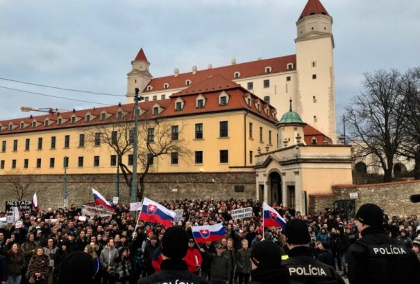 Őrizetbe vettek egy fegyveres férfit a tegnapi pozsonyi tüntetés után