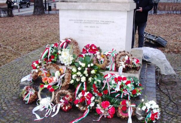 Március 15. – Utoljára koszorúzták meg a Petőfi szobrot a szokott helyén Rimaszombatban – Képriport