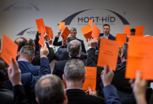 Maradnak vagy mennek? Kik döntenek a Most-Híd Országos Tanácsában?