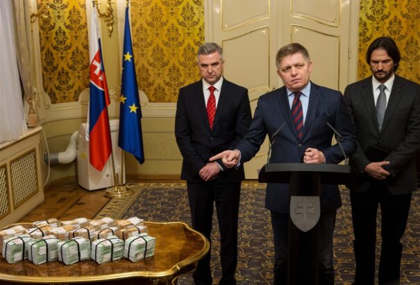 Az elmúlt napok a külföldi sajtó szemével: Fico szürreális előadása és Kuciak „robbanásveszélyes” riportja