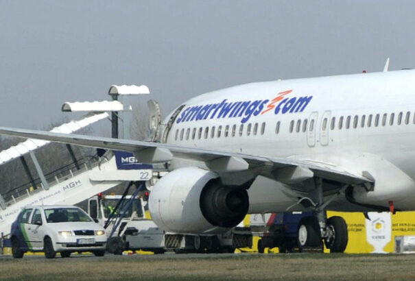 Válságos állapotban van a repülőgép vészcsúszdájából kizuhanó nő