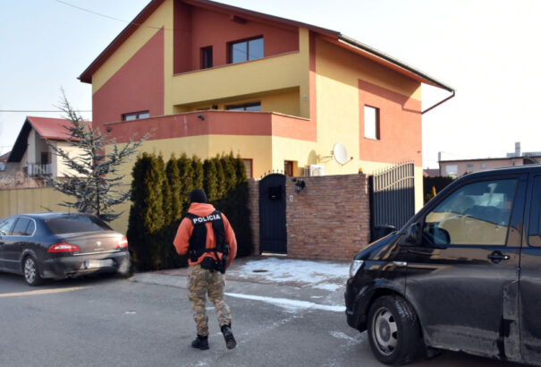 A rendőrség razziát tart Antonino Vadala nagymihályi otthonában