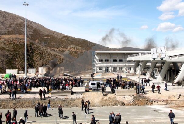 Összecsaptak a rendőrök a tüntetőkkel az autópályára bevezetett útdíj miatt (VIDEÓ)