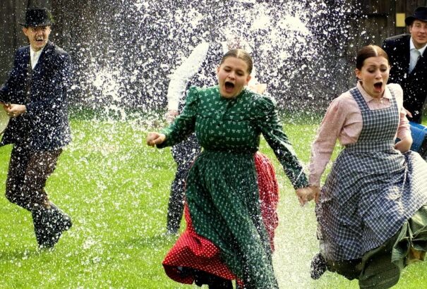 Etnológus: A szokások lelketlen öntözéssé és verdeséssé váltak, amiért pénzzel fizetünk