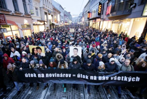 Ma délután országos megmozdulások várhatók. Fico összehívta a biztonsági tanácsot. Percről-percre