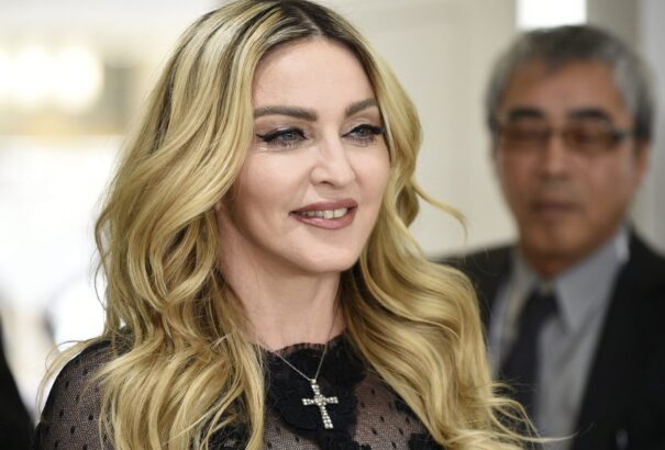 Madonna filmet rendez egy életrajzi drámáról