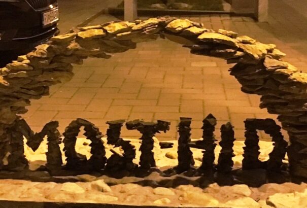 „Mert a nézését meg a járását…”