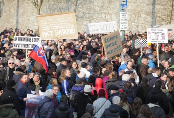 A parlamentben a bizalom megszerzéséért küzdenek, kint a bizalmi szavazás ellen tüntetnek