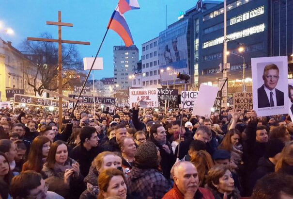 Közel 60 ezren Pozsony utcáin, több ezren más nagyvárosokban. Ilyen volt a mai tüntetés – Képek