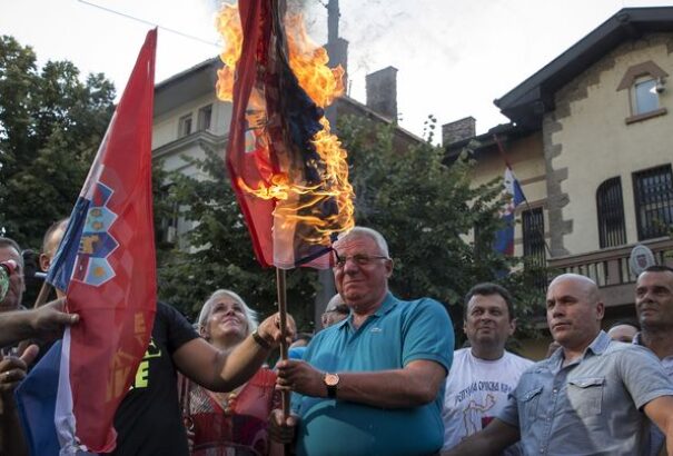 Megtaposta a horvát zászlót a horvát küldöttség szeme előtt egy szerb képviselő