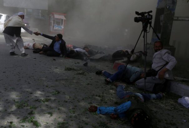 Kettős bombamerénylet Kabulban, 8 újságíró is odaveszett (Képek)