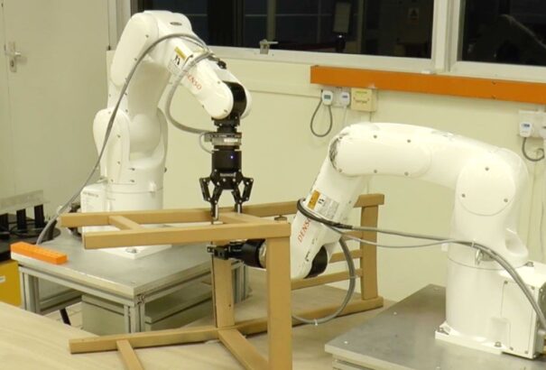VIDEÓ: Így rak össze két robot egy IKEA széket – úgy, hogy maguktól kellett megtanulniuk a módját
