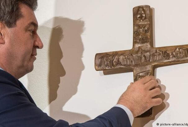 Európai identitászavar: A feszületek kifüggesztése miatt kritizálja a német baloldal Bajorországot